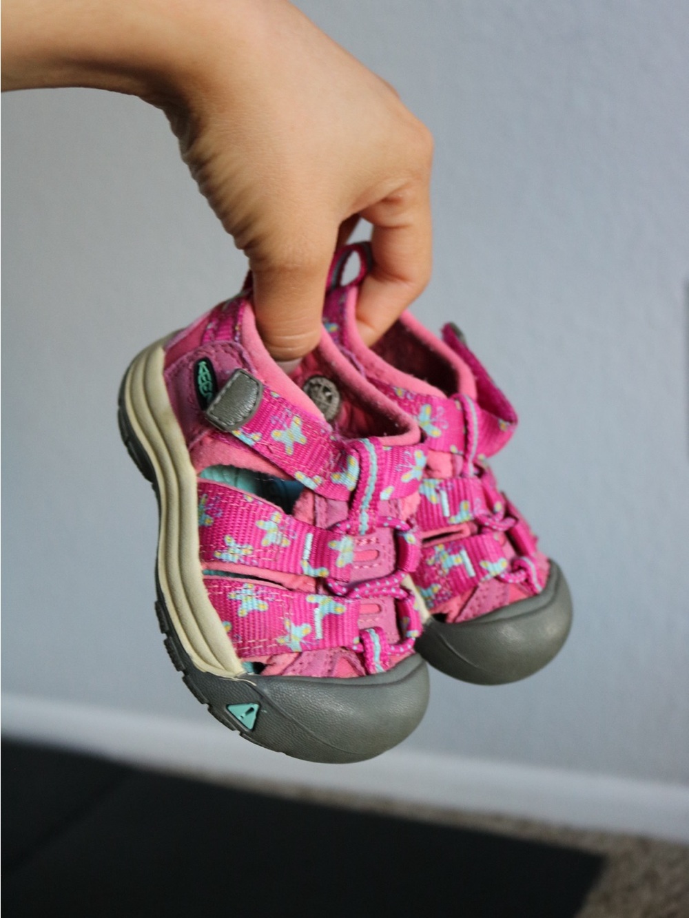 KEEN Newport H2 Pink Butterfly Closed Toe Water Sandals Kids Hiking Shoes Size 4
